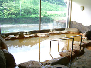 茶褐色の温泉水